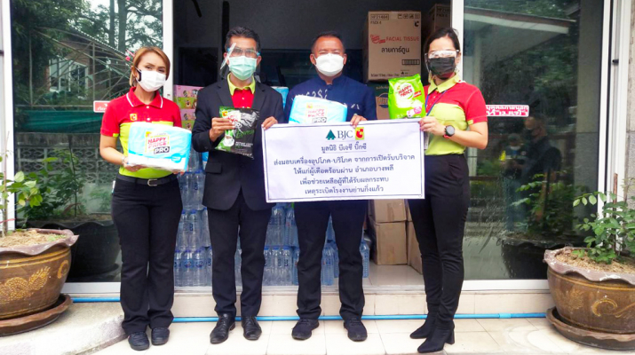 มูลนิธิ บีเจซี บิ๊กซี ส่งมอบเครื่องอุปโภค-บริโภค จากการเปิดรับบริจาคให้แก่ผู้เดือดร้อนผ่านอำเภอบางพลี เพื่อช่วยเหลือผู้ได้รับผลกระทบเหตุระเบิดโรงงานย่านกิ่งแก้ว