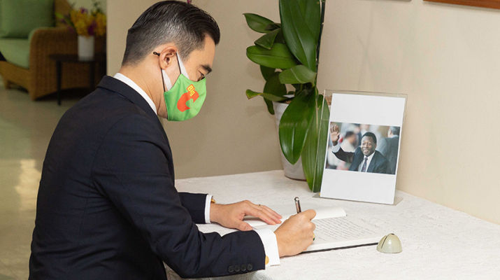 คุณอัศวิน เตชะเจริญวิกุล ร่วมลงนามแสดงความเสียใจเพื่อไว้อาลัย “เปเล่” นักฟุตบอลชาวบราซิล