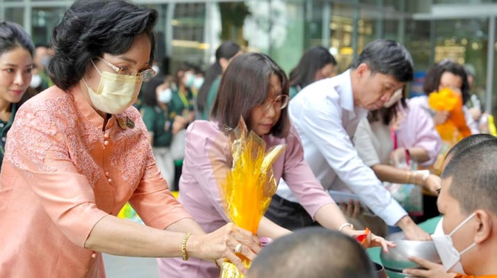 กลุ่มบีเจซี บิ๊กซี จัดพิธีทำบุญตักบาตร เพื่อน้อมรำลึกในพระมหากรุณาธิคุณ  พระบาทสมเด็จพระบรมชนกาธิเบศร มหาภูมิพลอดุลยเดชมหาราช บรมนาถบพิตร