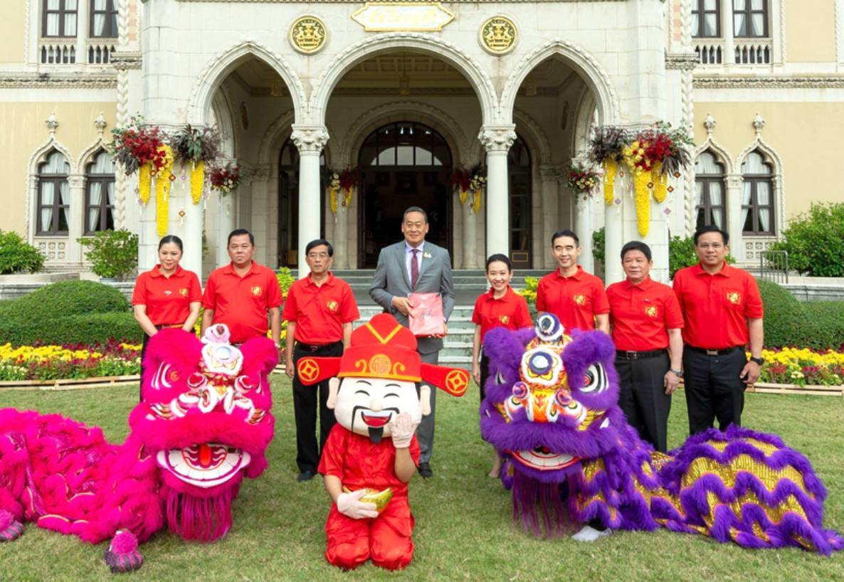 คุณฐาปณี - คุณอัศวิน พร้อมคณะจัดงาน ฯ เข้าพบนายกรัฐมนตรี  เพื่อมอบเสื้อแดงตรุษจีน และเชิญร่วมงานตรุษจีนเยาวราช ปี 2567