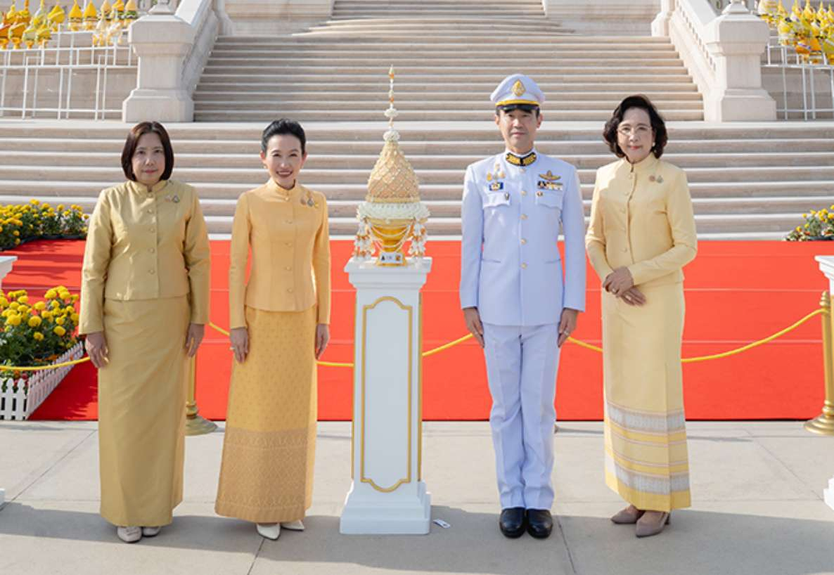 กลุ่มบีเจซี บิ๊กซี ร่วมพิธีทำบุญตักบาตรและวางพานพุ่มดอกไม้ ถวายเครื่องราชสักการะ เนื่องในวันคล้ายวันพระบรมราชสมภพ วันชาติ และวันพ่อแห่งชาติ ๕ ธันวาคม ๒๕๖๗
