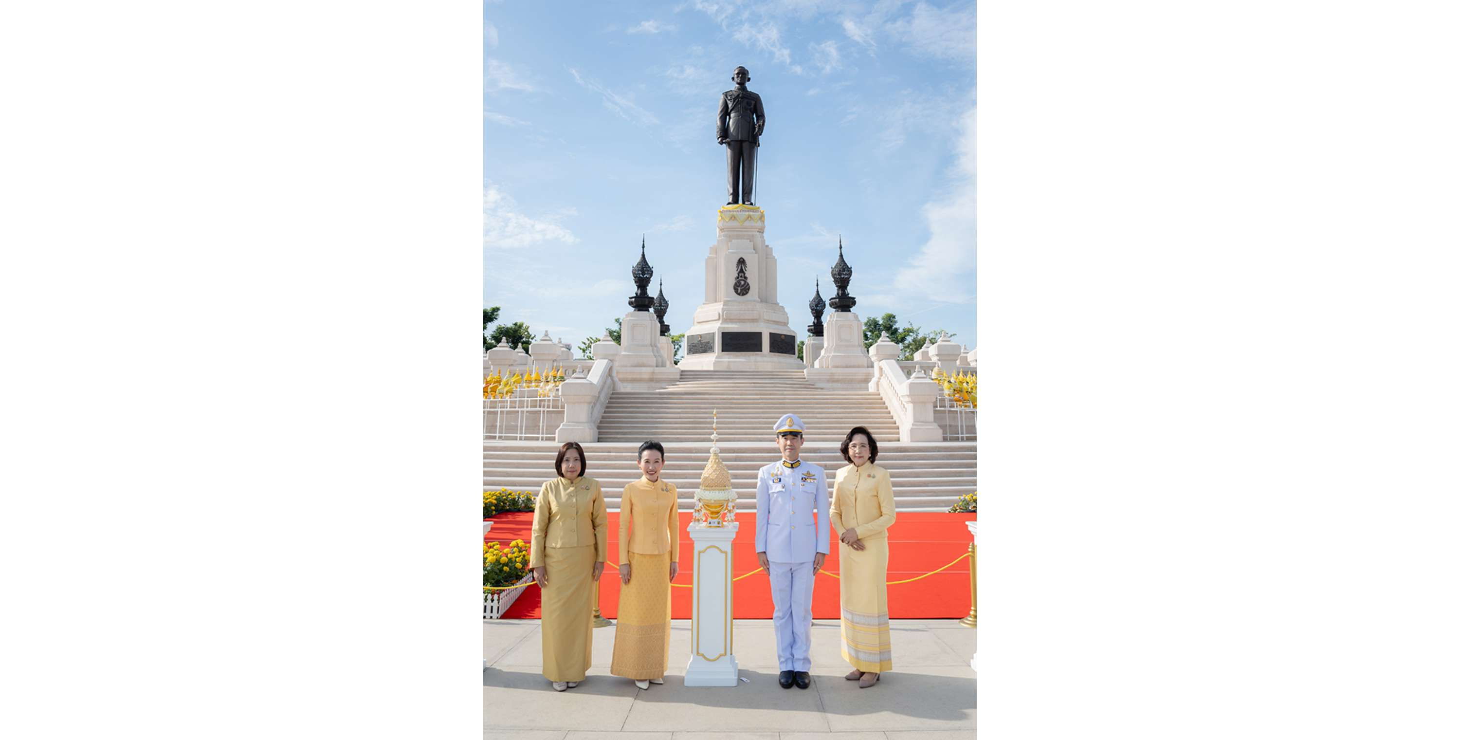 กลุ่มบีเจซี บิ๊กซี ร่วมพิธีทำบุญตักบาตรและวางพานพุ่มดอกไม้ ถวายเครื่องราชสักการะ เนื่องในวันคล้ายวันพระบรมราชสมภพ วันชาติ และวันพ่อแห่งชาติ ๕ ธันวาคม ๒๕๖๗