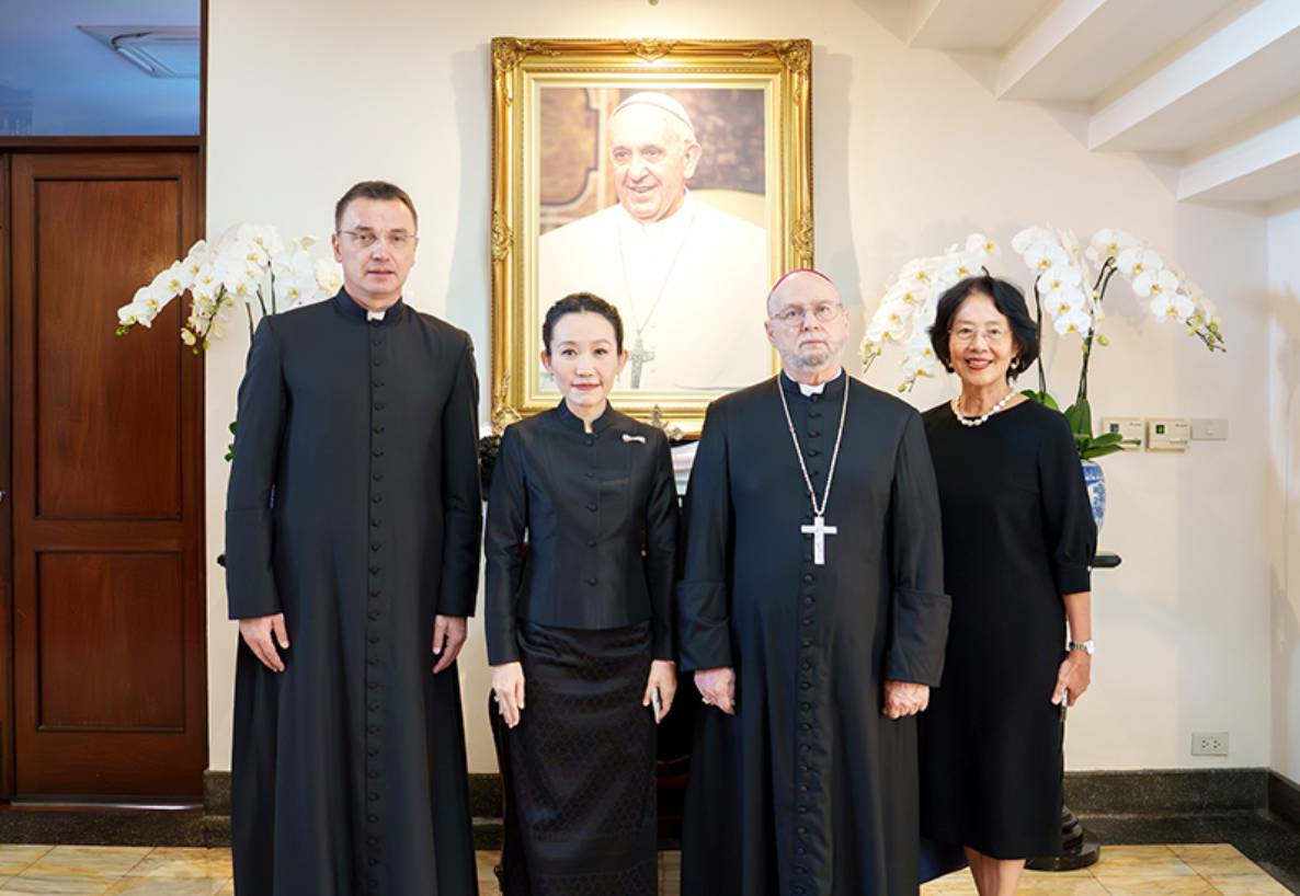 คุณฐาปณี เตชะเจริญวิกุล ร่วมลงนามแสดงความเสียใจเพื่อไว้อาลัย  ต่อการสิ้นพระชนม์ ของสมเด็จพระสันตะปาปาฟรังซิส