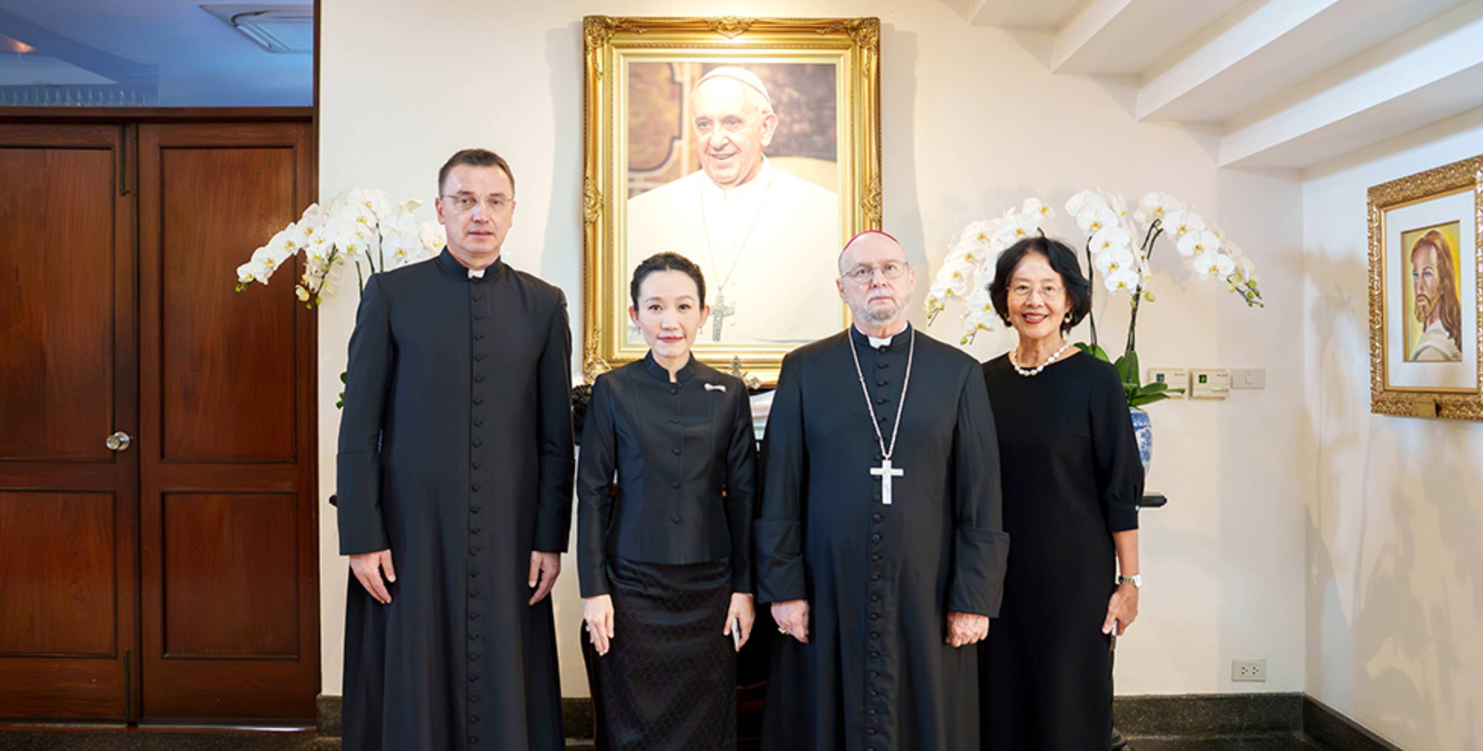 คุณฐาปณี เตชะเจริญวิกุล ร่วมลงนามแสดงความเสียใจเพื่อไว้อาลัย  ต่อการสิ้นพระชนม์ ของสมเด็จพระสันตะปาปาฟรังซิส