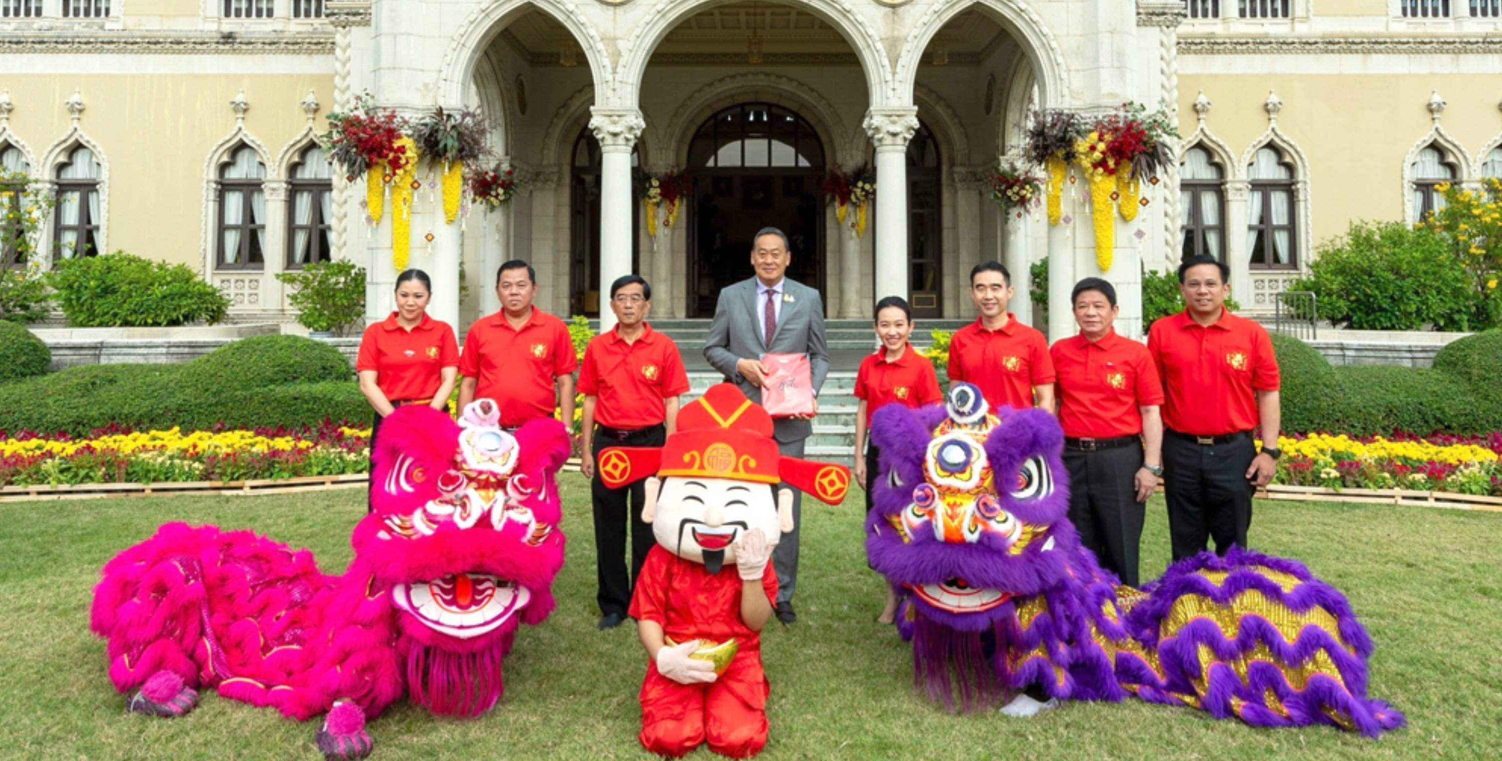 คุณฐาปณี - คุณอัศวิน พร้อมคณะจัดงาน ฯ เข้าพบนายกรัฐมนตรี  เพื่อมอบเสื้อแดงตรุษจีน และเชิญร่วมงานตรุษจีนเยาวราช ปี 2567